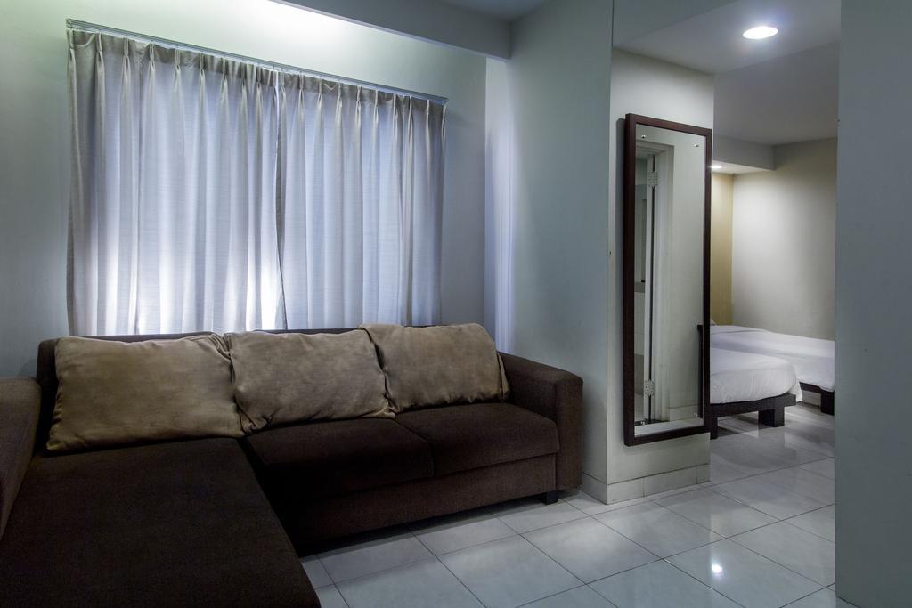 Hotel Quirin Semarang Rum bild