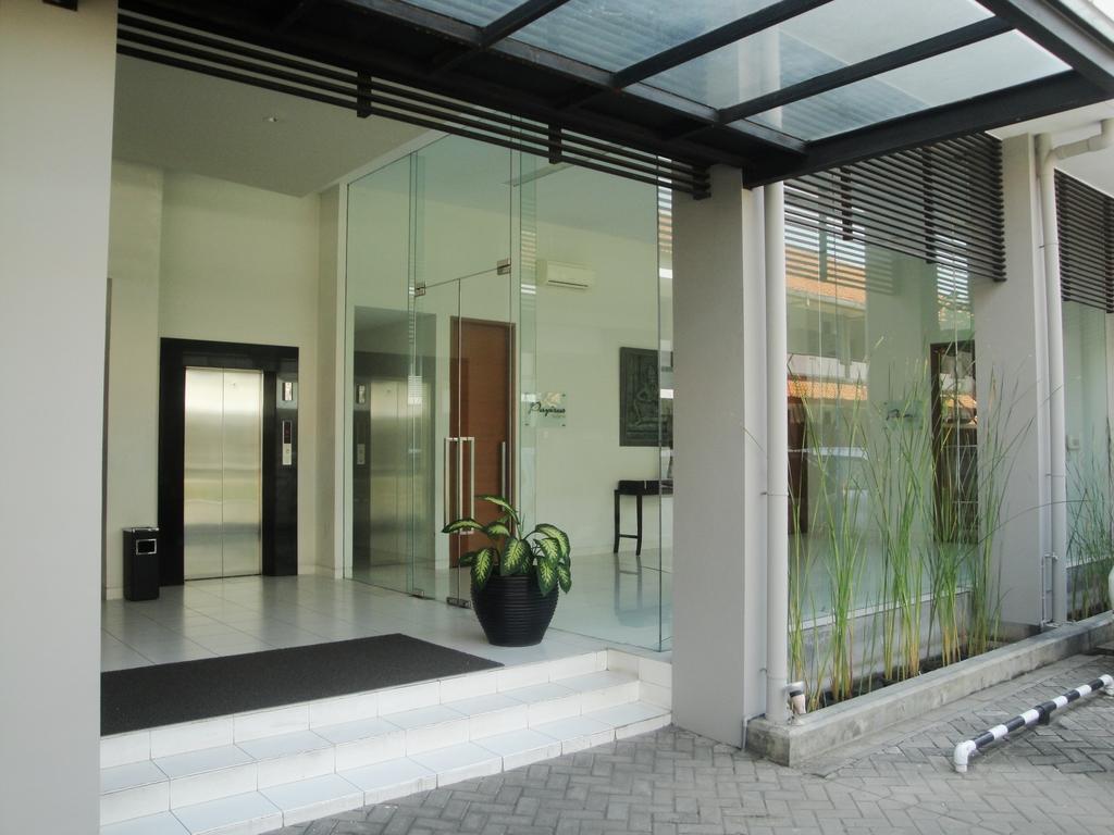 Hotel Quirin Semarang Exteriör bild